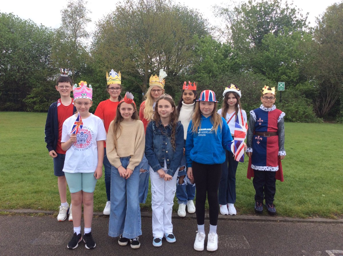 Y6_BBSM's tweet photo. Year 6KB Coronation celebrations. 👑🔴🔵⚪️ https://t.co/T3ZHjFIYbX