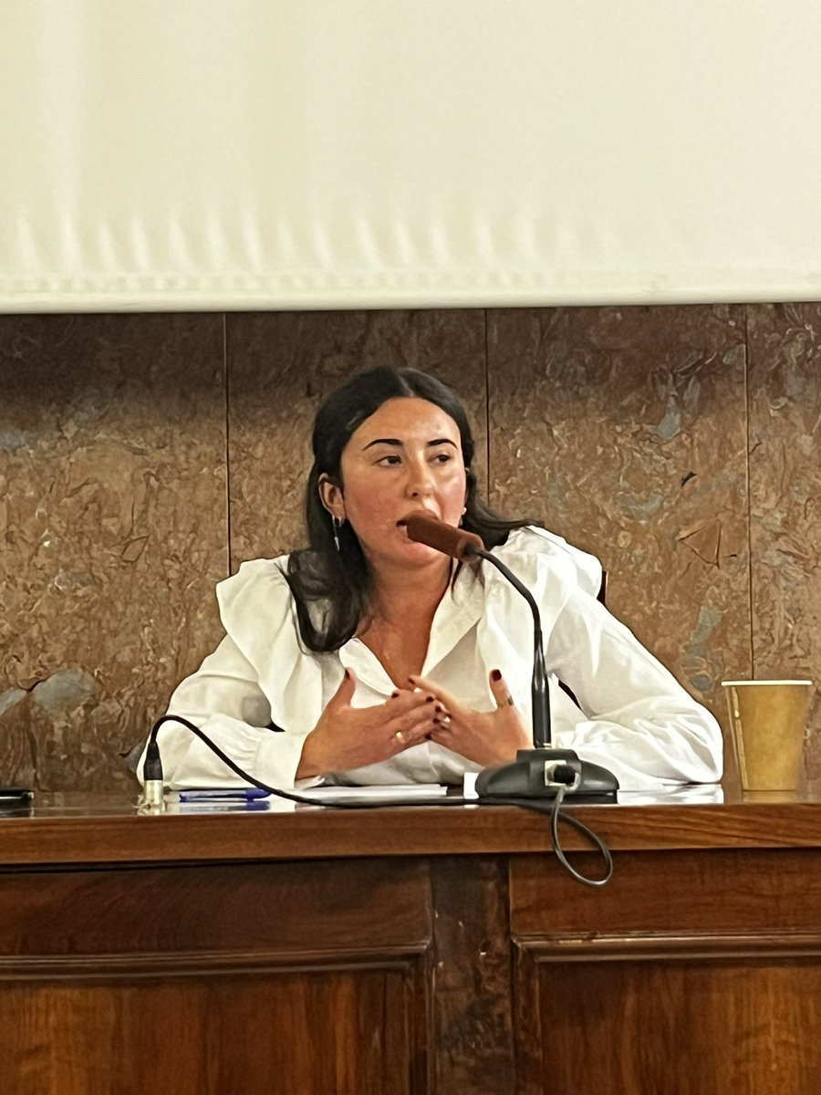 BRlainz's tweet photo. “Somos capaces de cambiar las cosas, es la primera premisa que deberíamos creernos, y ayudarnos entre nosotros. Somos el futuro y deberíamos prepararnos para ello” Isabel Cortes, ojalá más jóvenes como ella… sin duda el futuro sería maravilloso #TalentoCMS @unizar @CMS_Spain https://t.co/NqPXXEWKIN