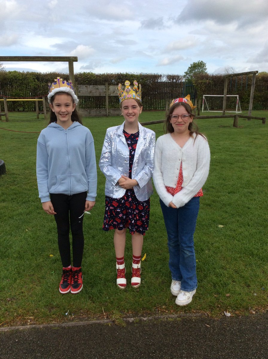 Y6_BBSM's tweet photo. Year 6CG Coronation celebrations 👑 ⚪️🔵🔴 https://t.co/P9XSuHI1BW