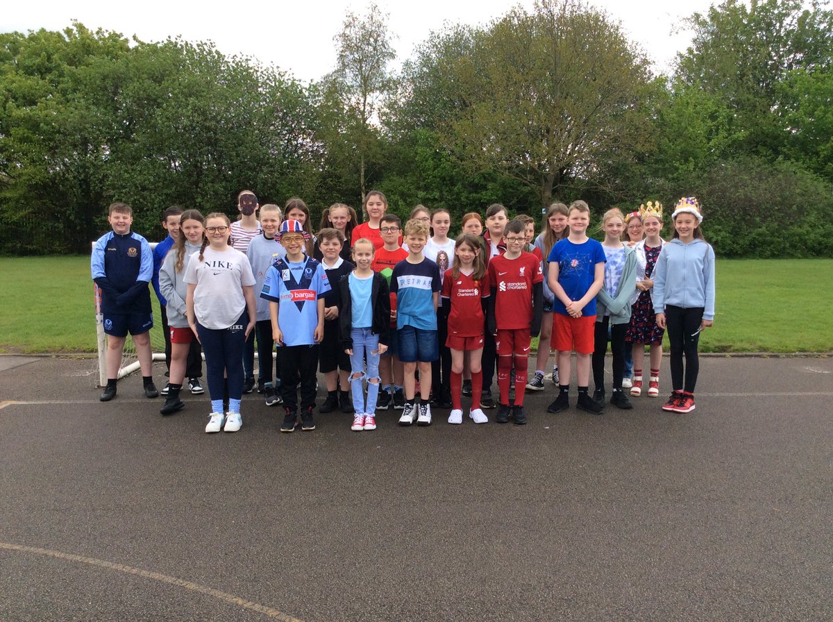 Y6_BBSM's tweet photo. Year 6CG Coronation celebrations 👑 ⚪️🔵🔴 https://t.co/P9XSuHI1BW