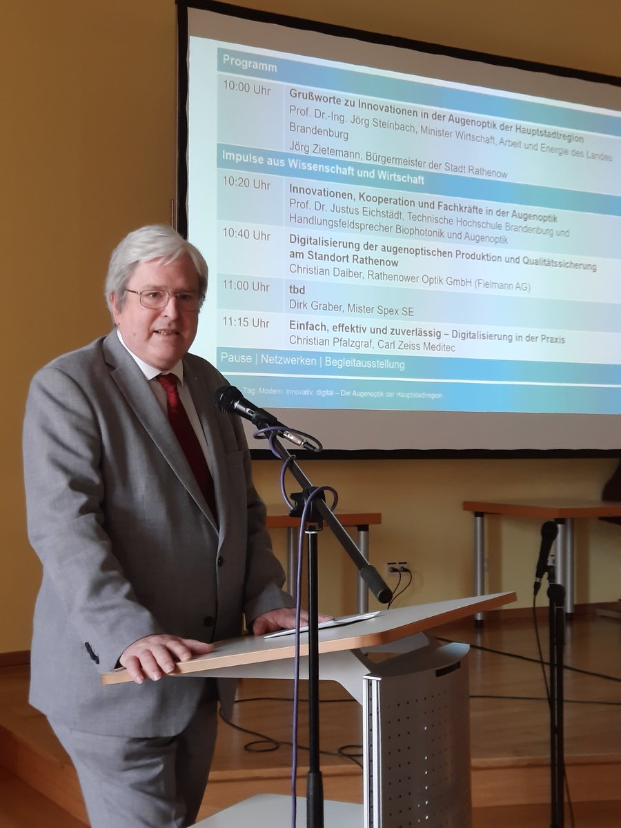 WFBBrandenburg's tweet photo. Soeben haben @joergstb sowie der Bürgermeister der Optikstadt den #OptikTag eröffnet. "Die Bedeutung der Optik & Photonik wird in Zukunft zunehmen." Wir freuen uns auf ein spannendes Vortragsprogramm und reges Netzwerken. #OptikBB @BerlinPartner @FraunhoferIAP https://t.co/SSTWsof0ma