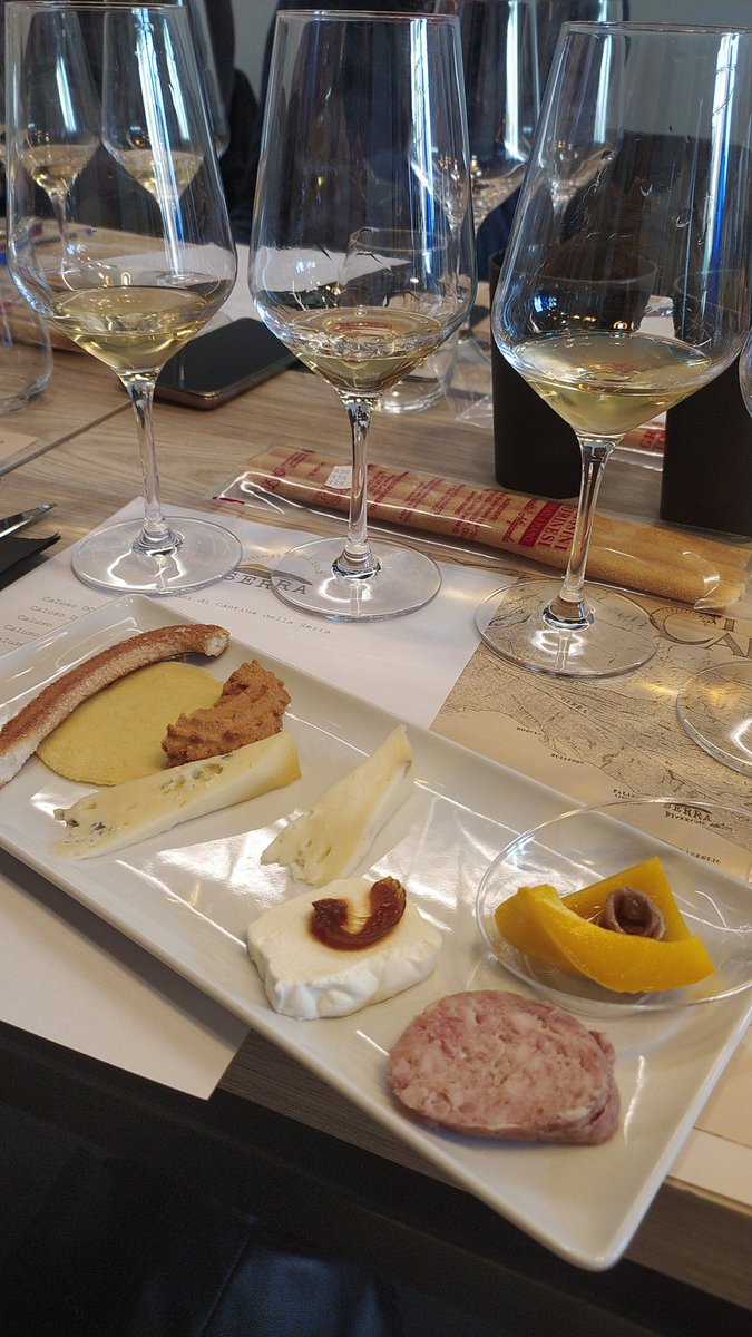 MILLEVIGNE's tweet image. In occasione dei 70 anni della Cantina della Serra a Piverone la degustazione di vecchie annate di #Caluso #DOCG rivela tutte le qualità di invecchiamento del vitigno #Erbaluce.