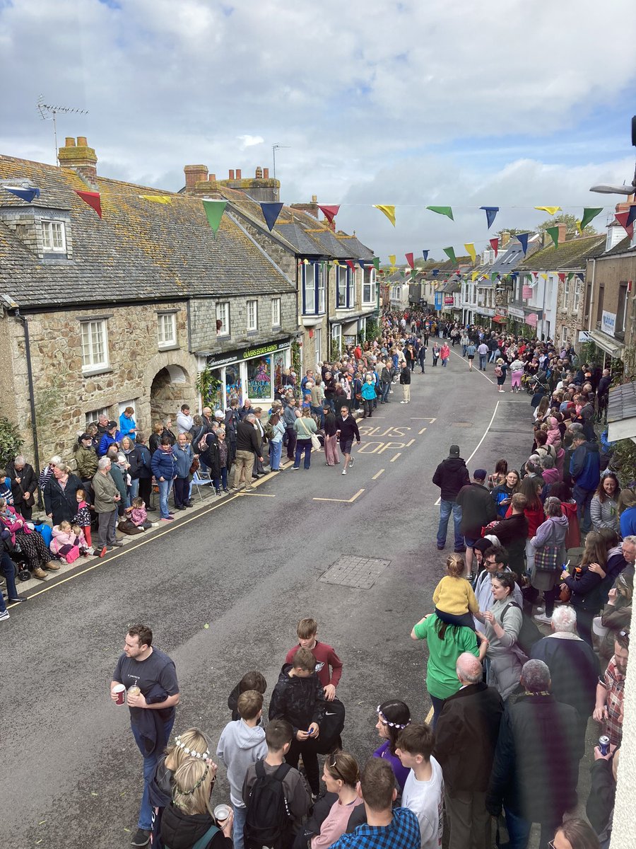 RebeccaLWills's tweet photo. Not long now! Thousands of people are lining the streets of #Helston, ahead of the #childrensdance!
#FloraDay #Cornwall #Cornish #ancientcustom https://t.co/O6VMe35DYJ