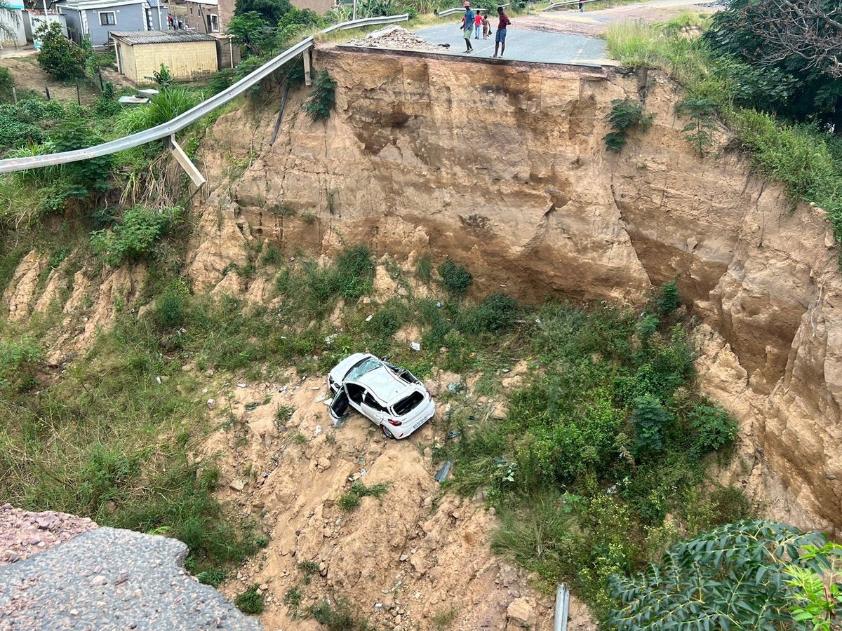 ewnreporter's tweet image. Early last month a 26-year-old woman Noxolo Khumalo, unknowingly drove into this massive sinkhole and died. #KZNmonths @_NMabaso