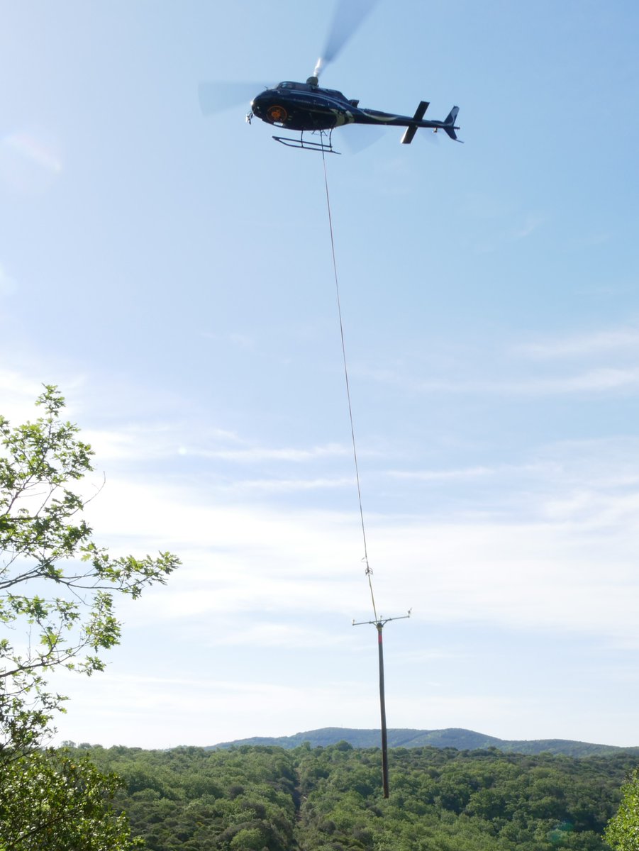 📸 Chantier spectaculaire dans l'#Hérault : suite à l'enfouissement de lignes HTA sur Pezenes-les-Mines, <a href="/enedis/">Enedis</a> supprime les poteaux à l'aide d'un hélicoptère 🚁 !
L'alimentation électrique est modernisée ⚡️ et l'#avifaune protégée sur la zone 🦅

#servicepublic