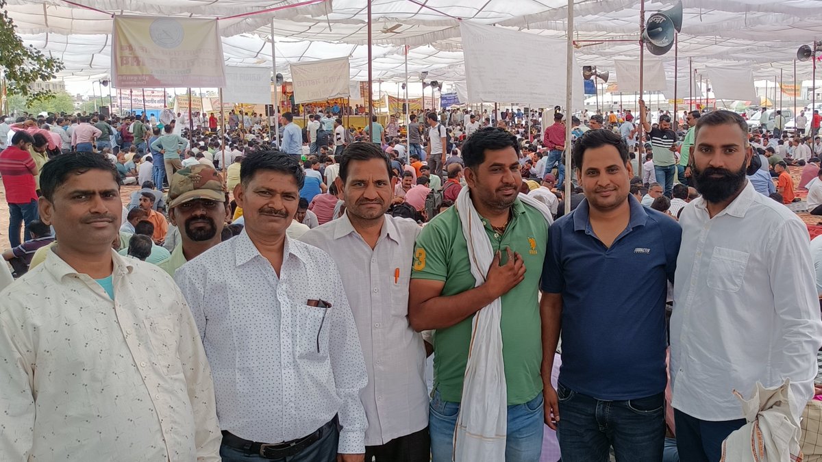 imKuldeep94's tweet photo. #गहलोतजी_बाबू_की_सुनो
ये परेशान बाबू हैं बेकार नहीं हैं।
इनके सहयोग के बिना बननी आपकी सरकार नही हैं।🙏😎 https://t.co/TUiAmAHkhp