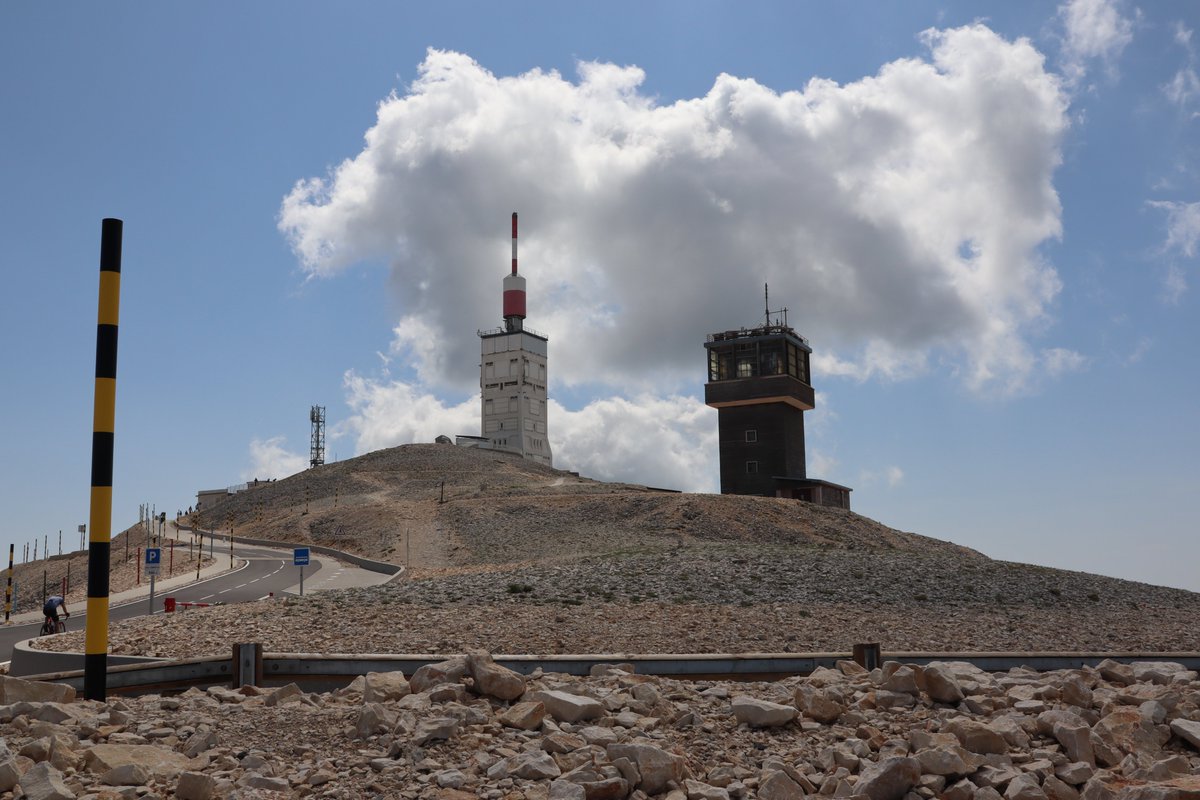 À partir d'aujourd'hui, vendredi 5 mai, la route versant nord du Mont #Ventoux rouvre aux automobilistes, motards, cyclistes... une bonne nouvelle et un sommet désormais franchissable et accessible par ses 3 routes !
#ventouxprovencetourisme #montventoux