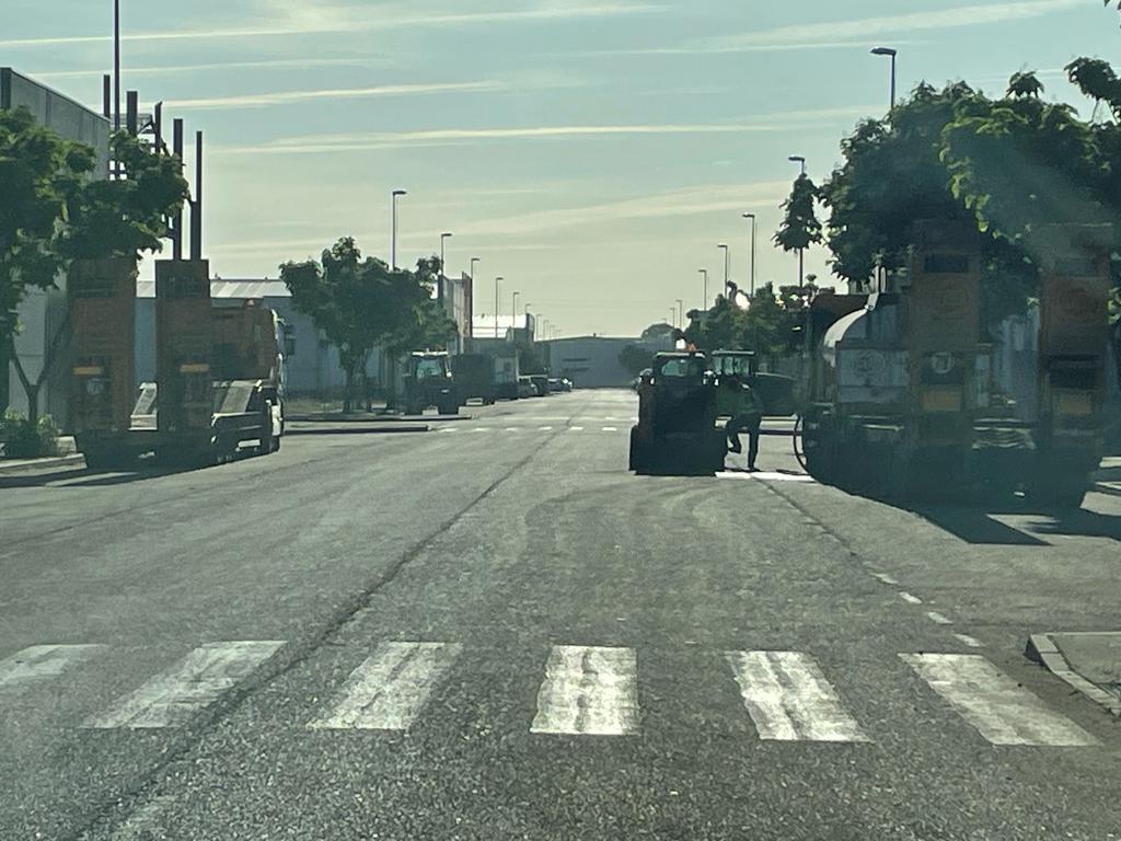 empresasDB's tweet photo. Continúan las obras de reparación del asfalto en el Polígono Industrial de San Isidro.
Hoy le toca a la calle Serrezuela.
📍https://t.co/2nEg04Rs51 https://t.co/ZvCkPHJrQ0