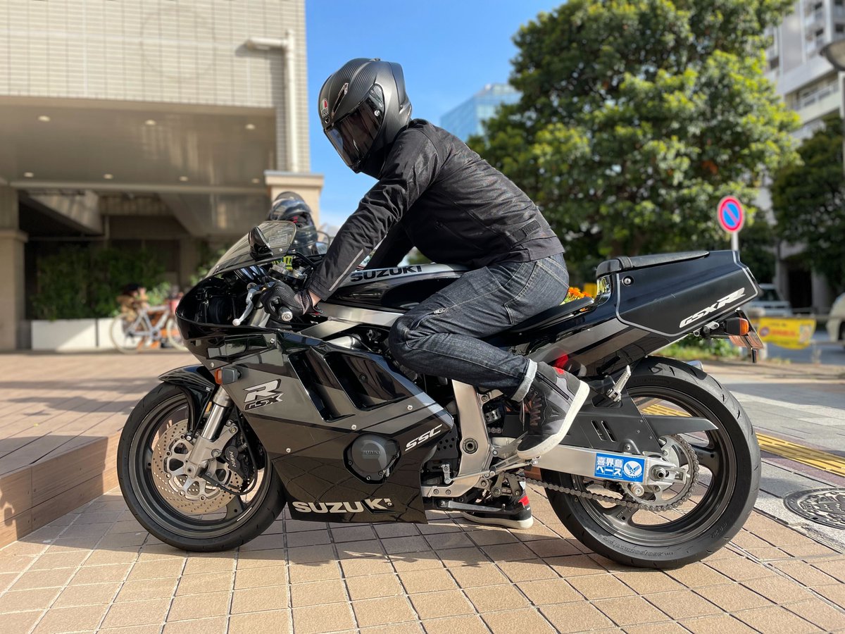 DAINESEODAIBA's tweet image. Brilliant #Dainesecrew × #AGVrider !!

SUZUKIを代表するレーサーレプリカ"GSX-R400R"の車体カラーに合わせたブラックベースのコーディネートがExcellent!!

拘りの詰まった車体をお見せ頂きありがとうございます！

#dainese #agvhelmets  #gsxr400r