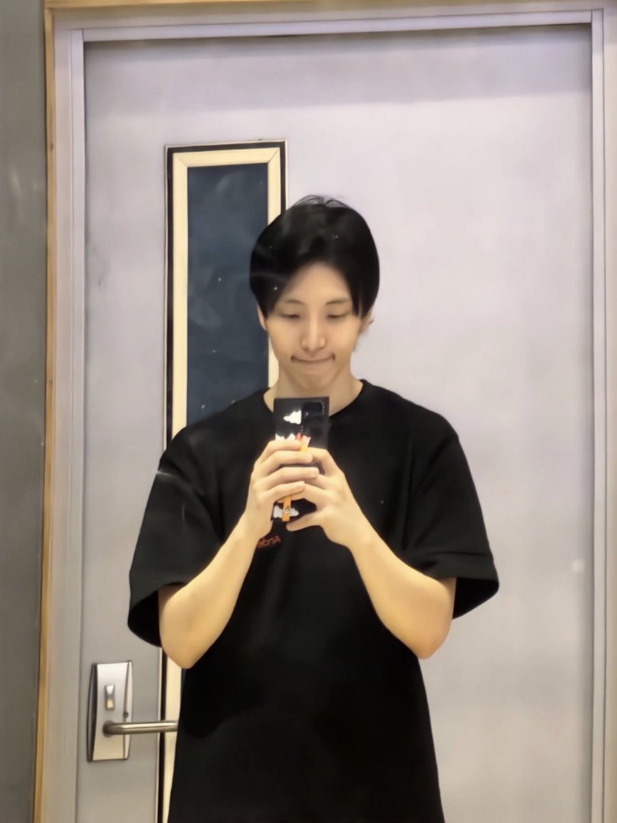 seohocafe's tweet photo. 230505 #shbubble 🐿️💭
3:34pm KST
🐿️It’s just a picture from practice but…..atleast this..
(+1pic) https://t.co/1beY7Uk2uZ