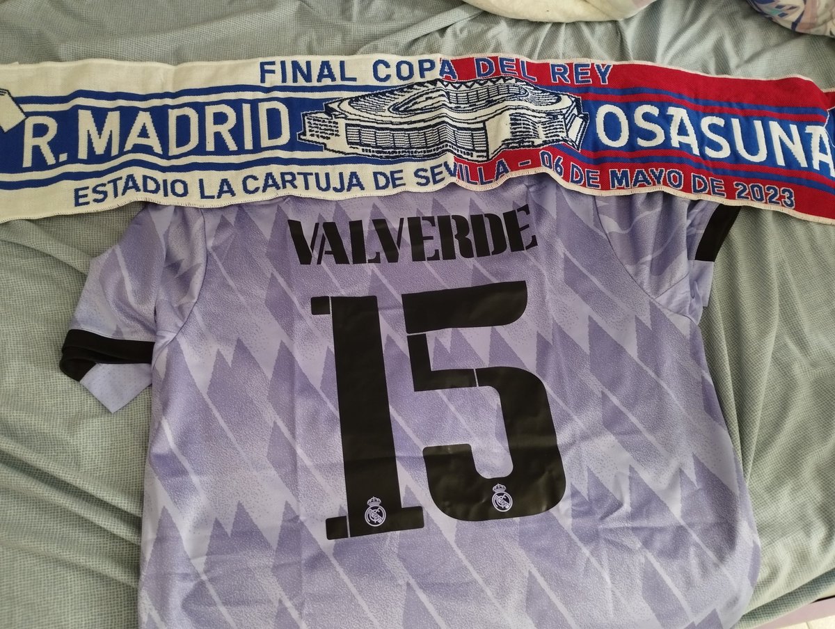 Tuve un sueño donde @fedeevalverde nos daba la Copa del Rey y por eso pedí la camiseta con su dorsal!! Ojalá mañana se haga realidad! Yo ya estoy equipada!! @Minabonino #finaldecopa #HalaMadrid #RealMadridOsasuna