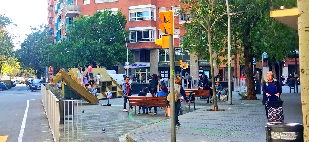 La destrossa de Barcelona no s'atura! 
Treuen aparcament de la porta d'una escola per fer un lloc on a les 18h encara hi ha gent asseguda xerrant i infants jugant!!!
Escola Estel #LaSagrera
2014👇🏽                           👇🏽2023