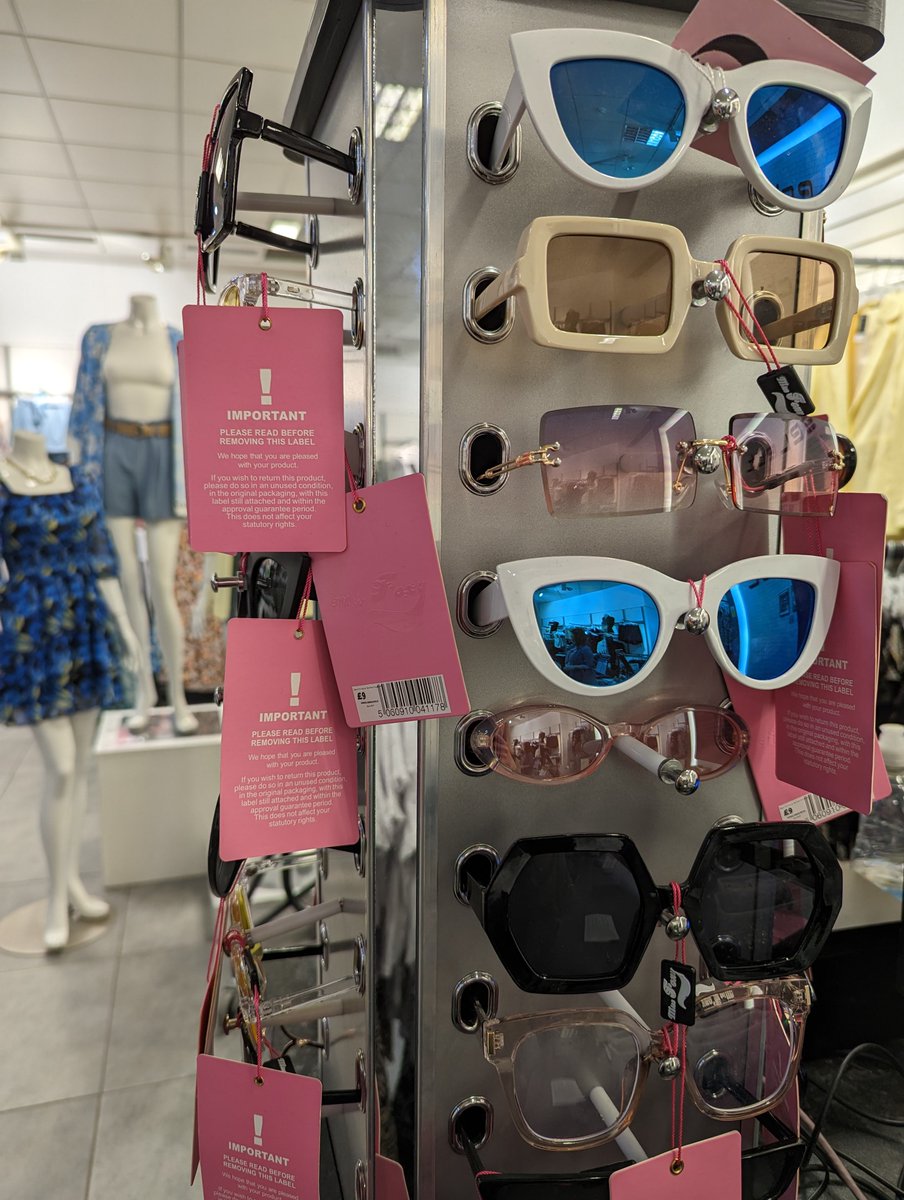 AlhambraCentre's tweet image. Be fashion-ready this Bank Holiday with new spring styles from @SelectFashion 🤗

Fabulous-feeling sunglasses 😎, dresses as pretty as spring's blooming flowers 🌸🌼 and tropical-inspired prints 🌴🌺 - what more could you want? 😍

#SlayInSelect #SelectStyle #SpringStyle