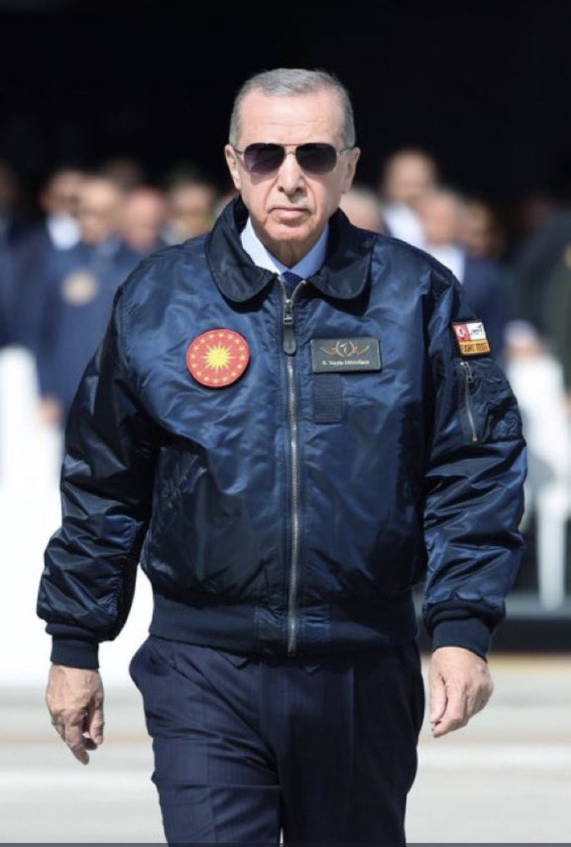 Şöyle iki adım daha yürüdü mü, hayat pahalılığı bitecek… Havalı havalı üç adım daha… pat.. ülkeye huzur, refah, adalet gelecek… O gözlükler sayesinde eğitim, sağlık arzu edilen kaliteye kavuşacak… Bir de mont var… Ülkemizin dış itibarına tavan yaptıracak… İşleri