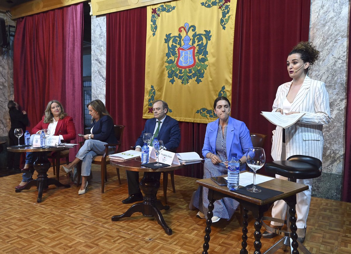 LidiaSierraBUR's tweet photo. Ayer volvi "al ruedo" por unas horas moderando una jornada pre electoral. Gracias a la organización por contar conmigo y a los candidatos por su respeto y profesionalidad @cris_ayala_ @Vox_Burgos @PodemosBurgos @charopepasa #periodista #eventos #Burgos 
📸‼️@Bu5Comunicacion https://t.co/VRmVMNWhXK