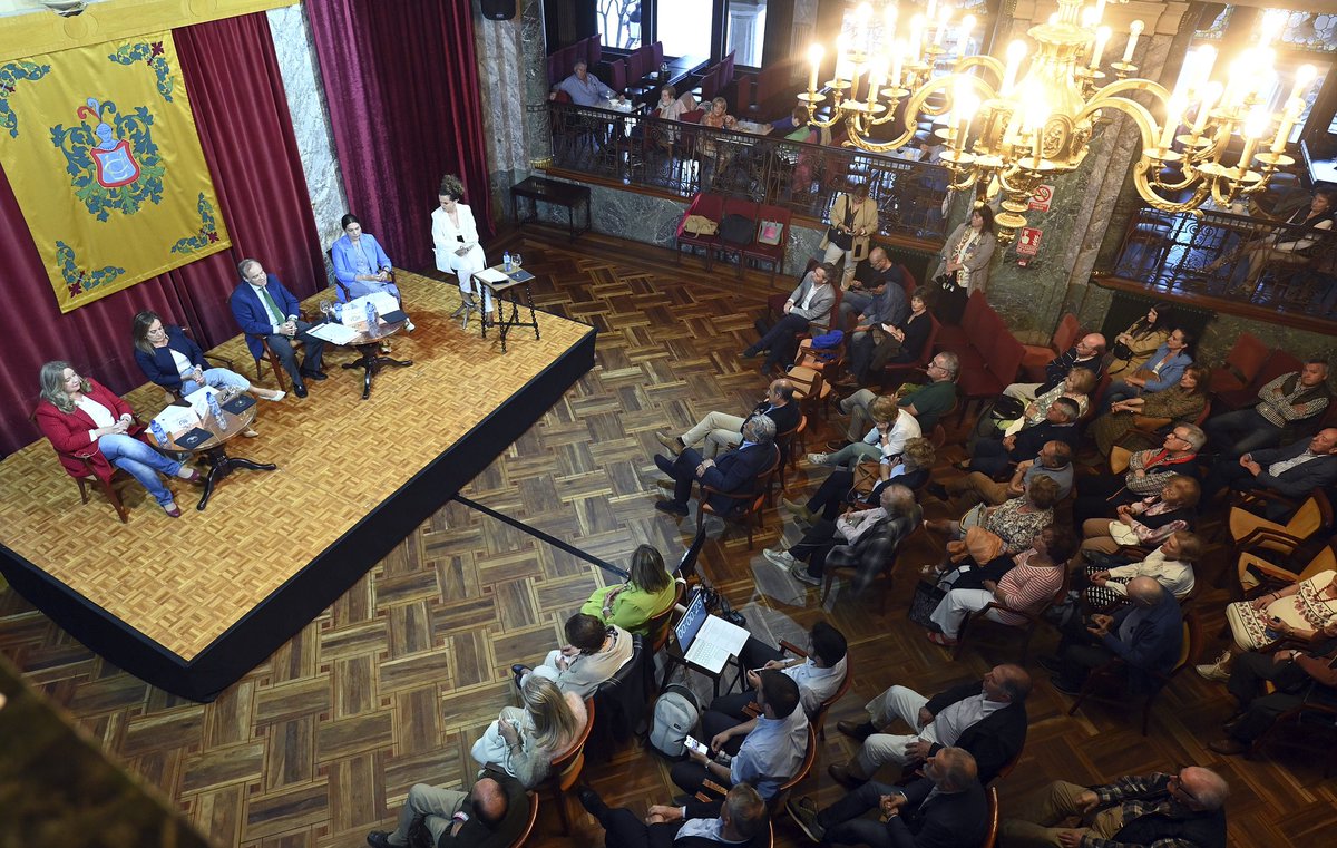 LidiaSierraBUR's tweet photo. Ayer volvi "al ruedo" por unas horas moderando una jornada pre electoral. Gracias a la organización por contar conmigo y a los candidatos por su respeto y profesionalidad @cris_ayala_ @Vox_Burgos @PodemosBurgos @charopepasa #periodista #eventos #Burgos 
📸‼️@Bu5Comunicacion https://t.co/VRmVMNWhXK
