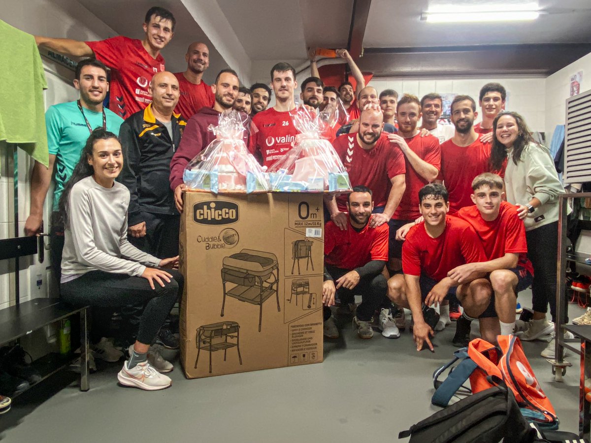 👶🏼 A FAMILIA CRECE 

Onte, despois do adestramento o equipo de DHPrata entrégolle aos futuros pais uns agasallos para esta nova etapa; Miguel Trigo e Dusan Trifkovic, Felicidades 🙌🏼

👨🏽‍🍼Ganas de coñecelas 🔛