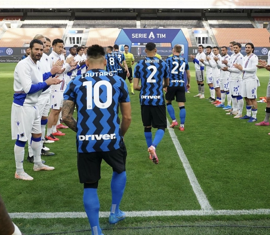 <a href="/Inter/">Inter ⭐⭐</a> AMATA INTER FAMMI UN REGALO! 💙🖤ONORA  il NAPOLI  !! 
Da tifoso Interista mi farebbe estremo piacere se la squadra, in occasione di Napoli-Inter, onorasse i neo  Campioni D'Italia come fece la Sampdoria di Ranieri con noi.
Sarebbe meraviglioso, almeno per me!
