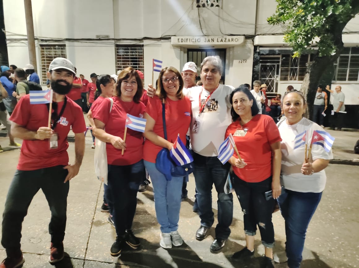 Buenos días #Cuba 🇨🇺 Hoy más temprano que nunca ya estamos en la calle .¡Viva la fiesta de los Trabajadores! #ALaPatriaManosYCorazón