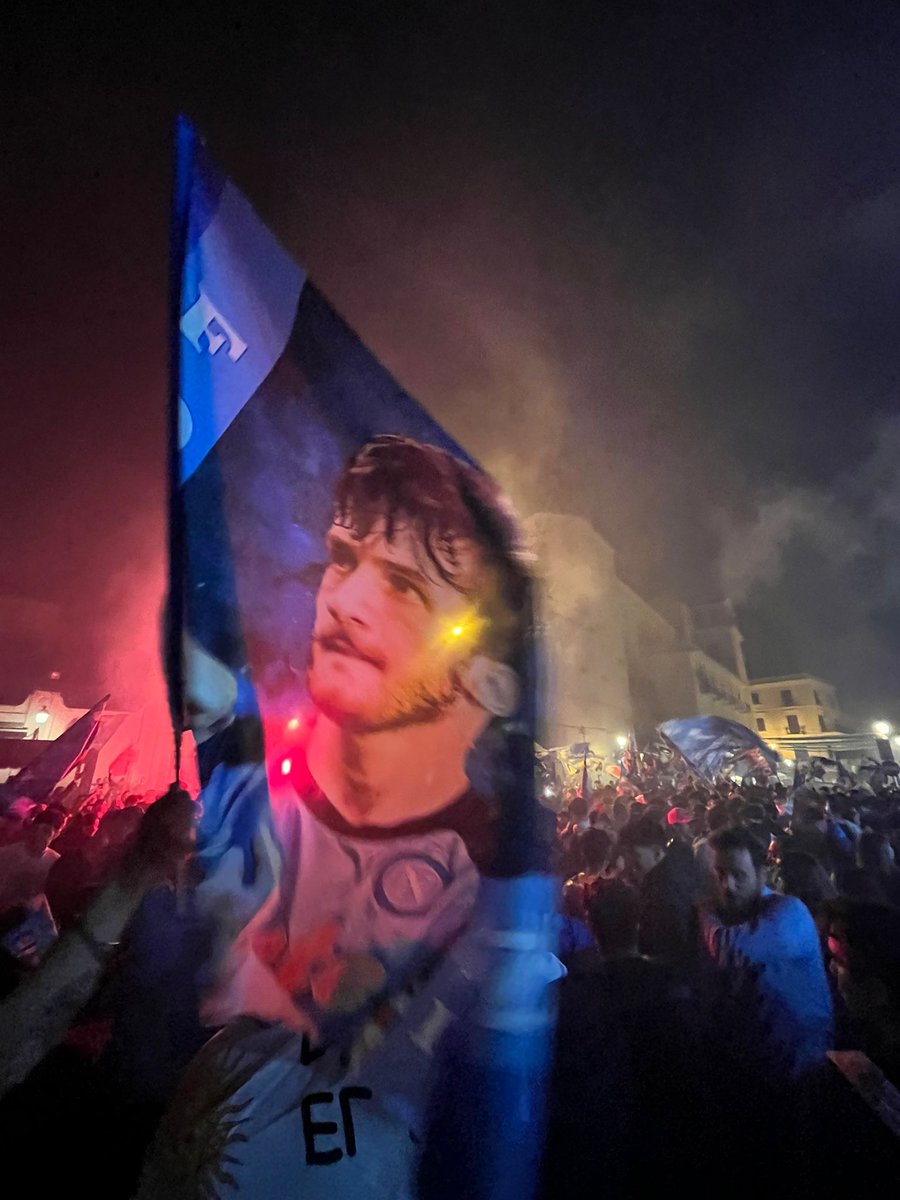 MatteoSorrenti's tweet image. Chi non ha pianto ieri sera, ha problemi con i sentimenti.
Ti amo maglia azzurra.
"E ti ho sognato tutte le notti..."🩵
#ForzaNapoliSempre