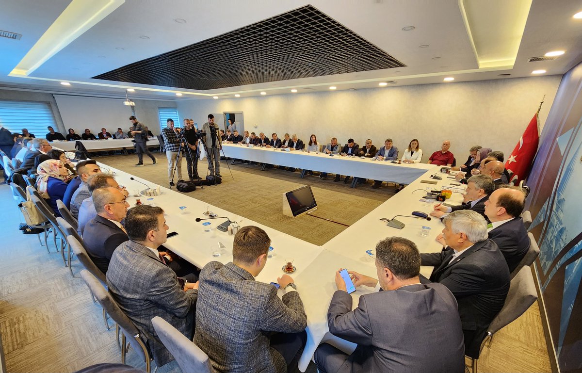 14 Mayıs seçimleri öncesi basın buluşmamızın ilkini gerçekleştirerek medya mensuplarımızla bir araya geldik.

Milletvekili adaylarımız ve teşkilatlarımızla birlikte saha çalışmalarımıza devam ediyoruz.

Bugün bizimle birlikte olan tüm basın emekçilerimize teşekkür ediyorum.