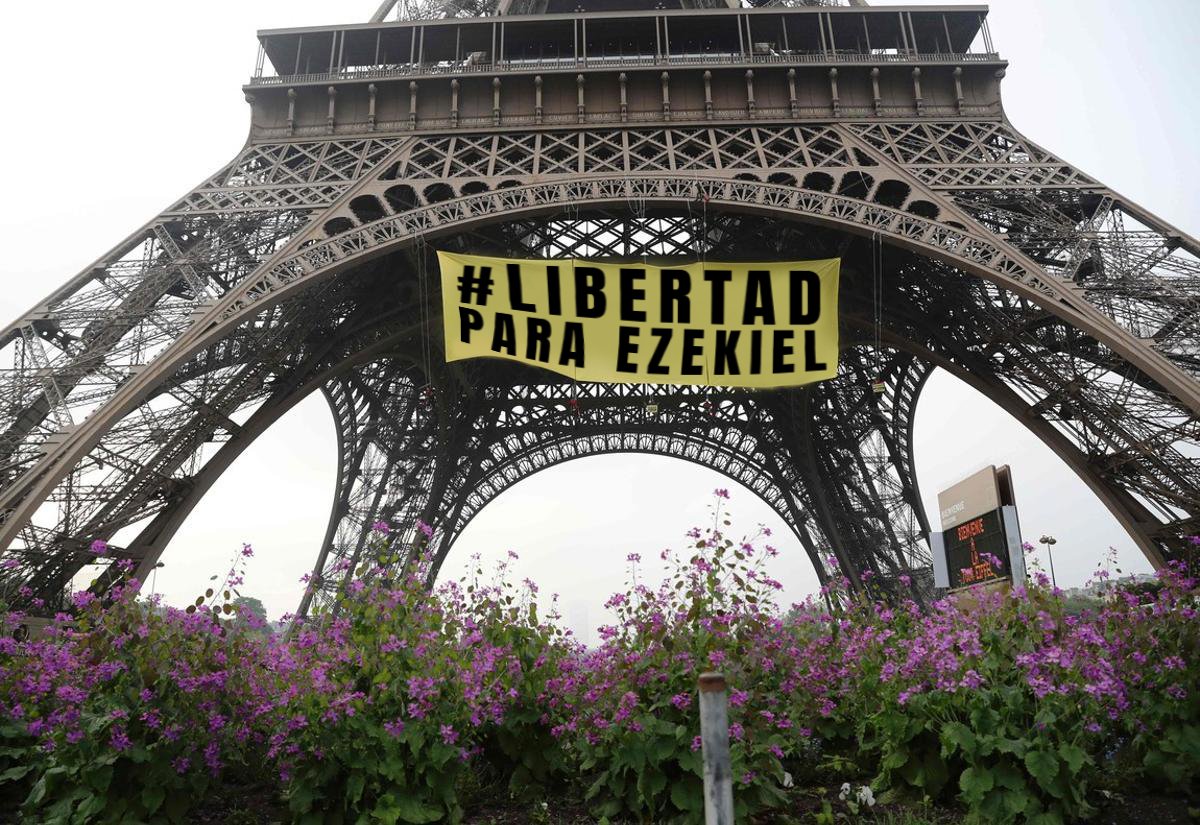Açò és increïble 😱 Este matí a #Paris, una pancarta gegant a la mítica Torre Eiffel 🗼 demanant la #LibertadParaEzekiel 💦

Com sempre, el poble francès un exemple de lluita i resistència ✊🏼💦 Merci 🖤

#LibertéPourEzekiel

#Corbella #NewSingle #Ezekiel #Music #liberté
