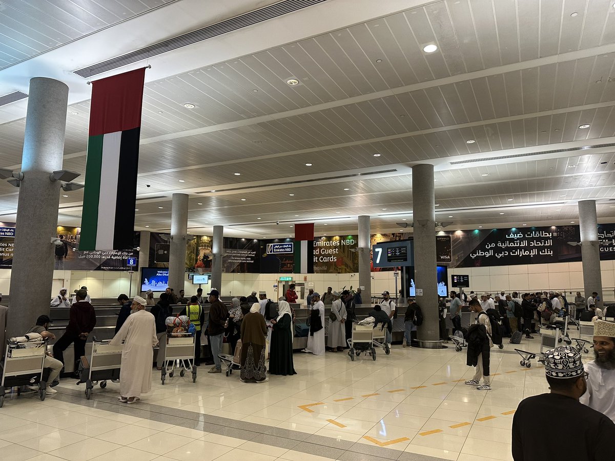 BadarAlwahaibi's tweet photo. هذا ليس مطار عماني، إنه مطار أبو ظبي الدولي لعدد يناهز 200 مسافر من عمان قادمين من سراييفو عبر طيران ويز الإقتصادي في رحلة اعتيادية (80% تقريبا من سعة الطائرة الممتلئة)

خلال السنتين الماضيتين سافرت عبر هذا الطيران إلى وجهات متعددة من مطار أبو ظبي وفي كل مرة عدد العمانيين يتعدى= https://t.co/30sSyofWSd