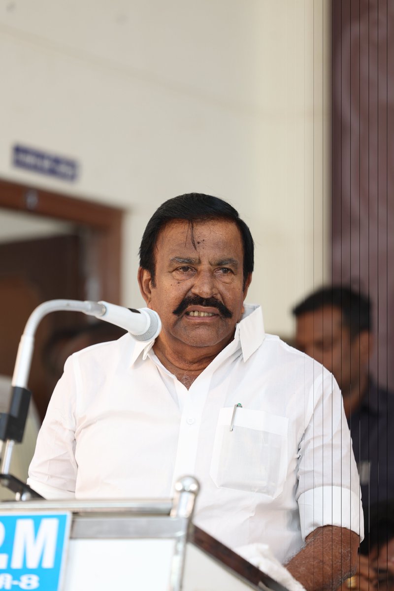 Anbil_Mahesh's tweet photo. சமூகநீதி - சமத்துவம் - மாநில உரிமைகளை ��ிலைநாட்டும் வகையில்  ''திராவிட மாடல்'' ஆட்சி நடத்தும் மாண்புமிகு முதலமைச்சர் @mkstalin அவர்களுக்கும், கழகத்திற்கும் "2024 நாடாளுமன்றத் தேர்தலில் மாபெரும் வெற்றி கிடைக்க உழைப்போம்" என திருச்சி(தெ) மாவட்டம், மாநகரத்தின் சார்பாக நடராஜபிள்ளை சரஸ்வதி அம்மாள் மண்டபத்தில் நடைபெற்ற செயல்வீரர்கள் கூட்டத்தில் மாண்புமிகு அமைச்சர் அண்ணன் @KN_NEHRU அவர்களின் முன்னிலையில் உறுதியேற்றோம்.
@AnaikattuDMK
#trichy_south_dmk