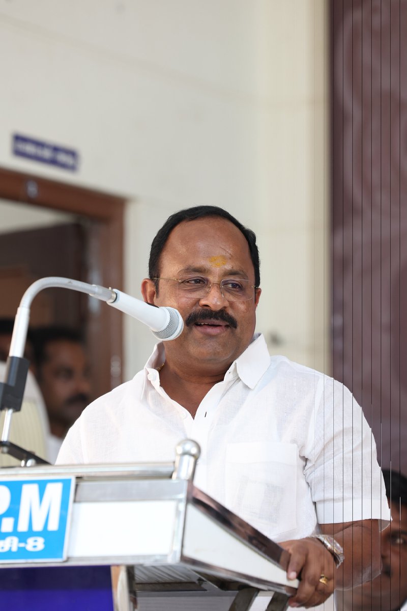 Anbil_Mahesh's tweet photo. சமூகநீதி - சமத்துவம் - மாநில உரிமைகளை ��ிலைநாட்டும் வகையில்  ''திராவிட மாடல்'' ஆட்சி நடத்தும் மாண்புமிகு முதலமைச்சர் @mkstalin அவர்களுக்கும், கழகத்திற்கும் "2024 நாடாளுமன்றத் தேர்தலில் மாபெரும் வெற்றி கிடைக்க உழைப்போம்" என திருச்சி(தெ) மாவட்டம், மாநகரத்தின் சார்பாக நடராஜபிள்ளை சரஸ்வதி அம்மாள் மண்டபத்தில் நடைபெற்ற செயல்வீரர்கள் கூட்டத்தில் மாண்புமிகு அமைச்சர் அண்ணன் @KN_NEHRU அவர்களின் முன்னிலையில் உறுதியேற்றோம்.
@AnaikattuDMK
#trichy_south_dmk