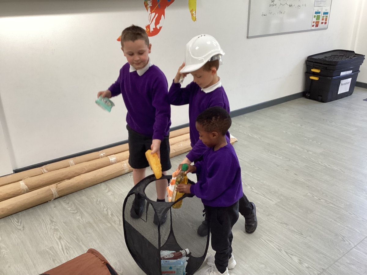 lowerfarmreach2's tweet photo. We were very lucky to have a visit from Beth at Severn Trent yesterday, who told us all about how our water is cleaned and how to look after our pipes. We learnt a great song, and we must make sure we remember to only ever flush the 3 P's - Paper, Pee and Poo! #care #respect https://t.co/kPwmUQHhFF