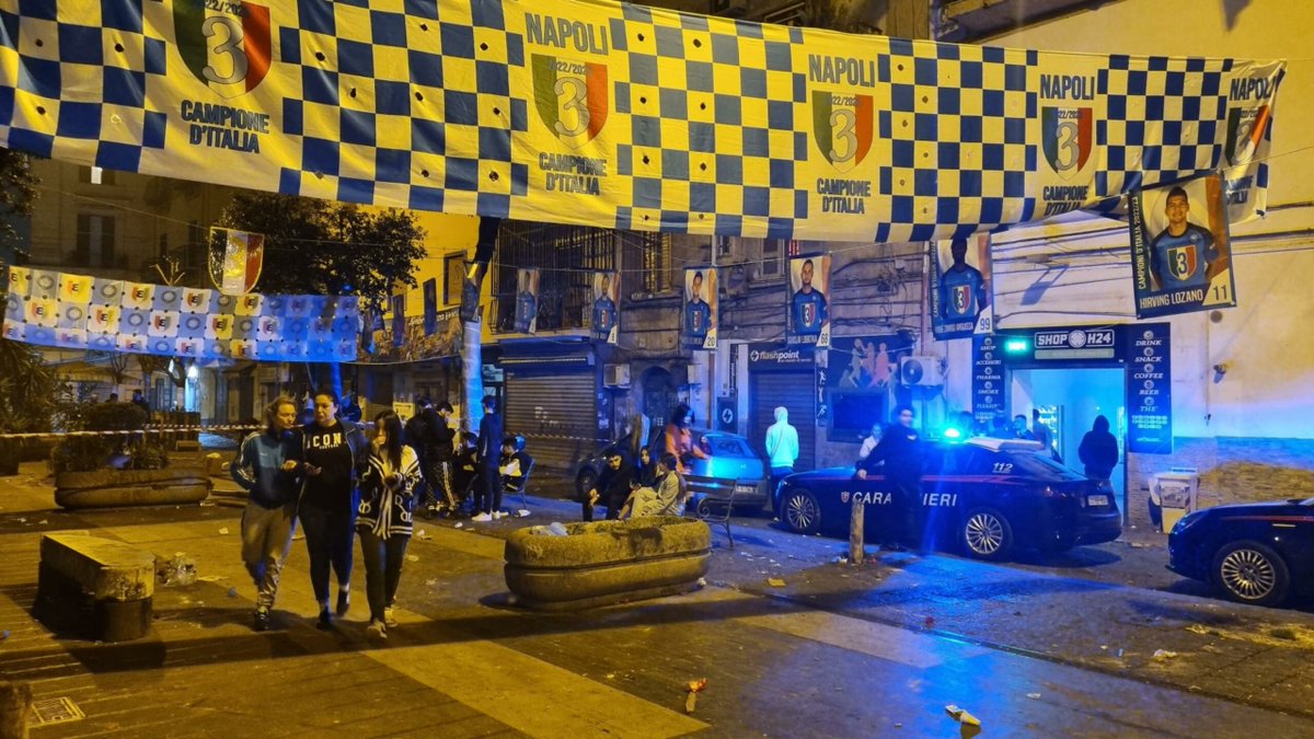 🤕 Tras los festejos de anoche por el 'Scudetto' del Napoli, hay más de 200 heridos.

Hay heridos por arma blanca, por caídas, por los petardos, por crisis de ansiedad, por inhalación de humo y uno por sobredosis de cocaína.

[La Gazzetta dello Sport / SKY]