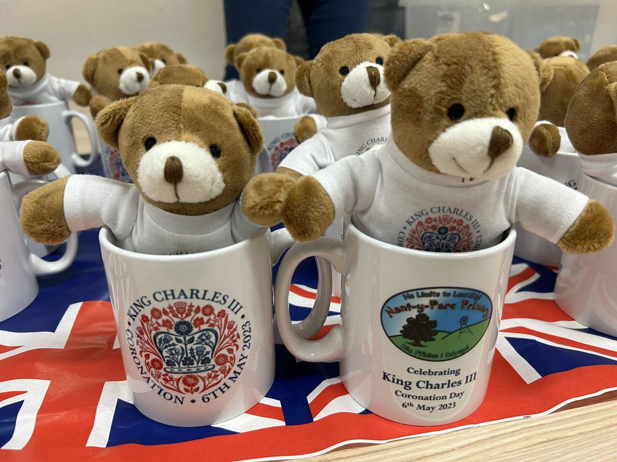 MrsBThomas77's tweet photo. Thank you very much @NYPhead_MrsD for our coronation gifts from the  rising 3s @NantYParcSchool https://t.co/EmHrXCN6SO