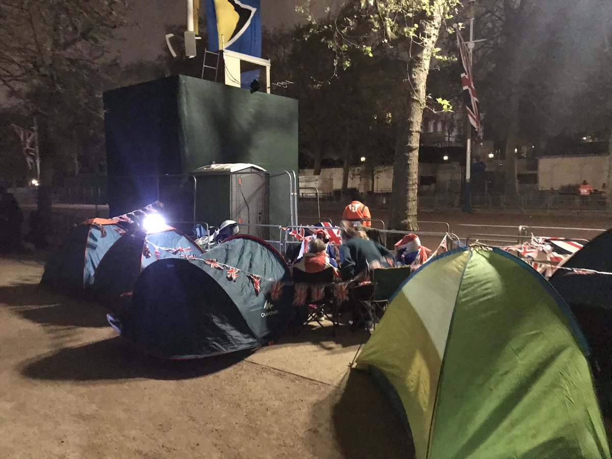 Die ersten haben gestern entlang der The Mall bereits ihre Zelte aufgebaut und dind schon in Feierlaune! #Coronation #london #KingCharlesIII