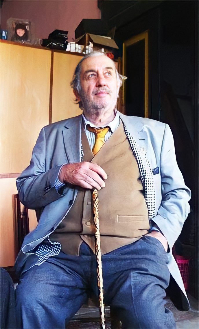 Memleketin en namlı kabadayılarındandı. Ne babayiğitlerin yürümeye bile korktuğu mahallelerde racon kesti. Dost düşman herkes üstüne geldi de kimse geri vites yaptıramadı.
Ruhu şad olsun.  #KadirMısıroğlu