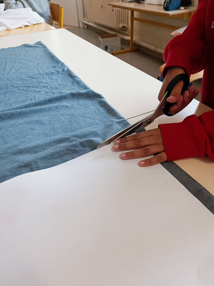 classedesmakers's tweet image. Notre patron de pantalon est prêt ! Nous passons au découpage du tissu. Nous avons dû nous mesurer et faire plusieurs calculs, puis tracer les lignes du patron. #fablabalecole #mathsenvie