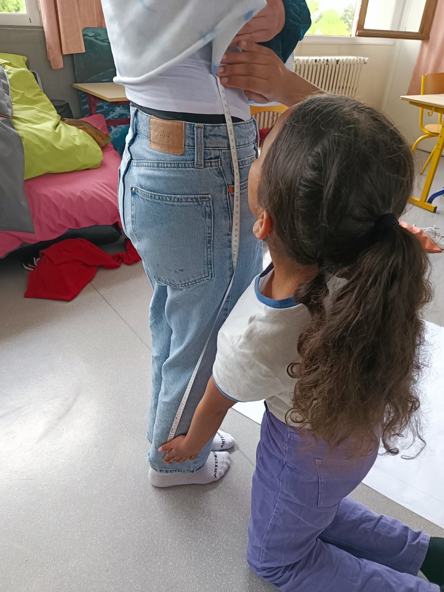 classedesmakers's tweet image. Notre patron de pantalon est prêt ! Nous passons au découpage du tissu. Nous avons dû nous mesurer et faire plusieurs calculs, puis tracer les lignes du patron. #fablabalecole #mathsenvie