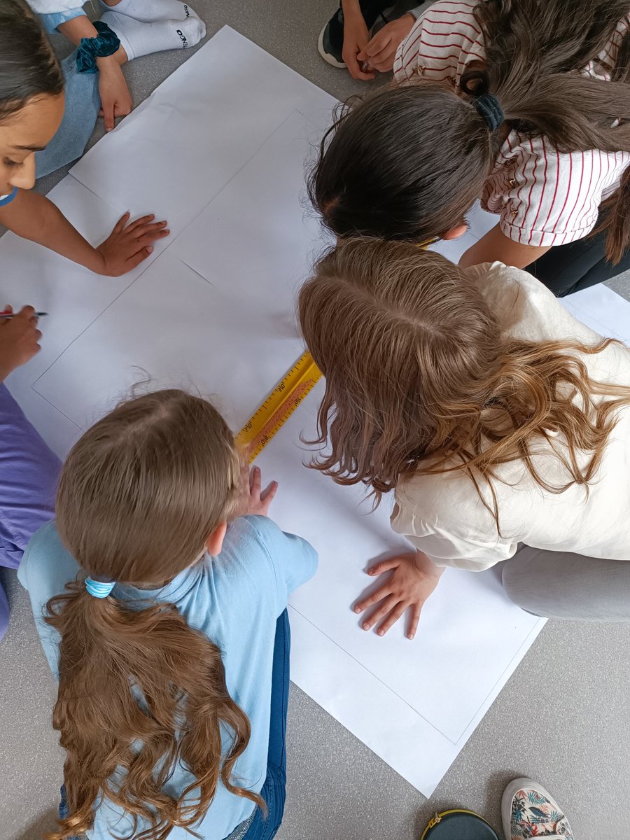 classedesmakers's tweet image. Notre patron de pantalon est prêt ! Nous passons au découpage du tissu. Nous avons dû nous mesurer et faire plusieurs calculs, puis tracer les lignes du patron. #fablabalecole #mathsenvie