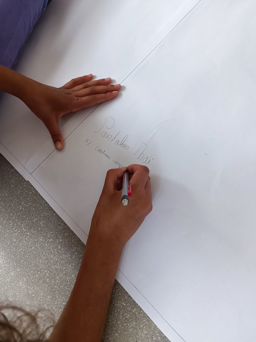 classedesmakers's tweet image. Notre patron de pantalon est prêt ! Nous passons au découpage du tissu. Nous avons dû nous mesurer et faire plusieurs calculs, puis tracer les lignes du patron. #fablabalecole #mathsenvie