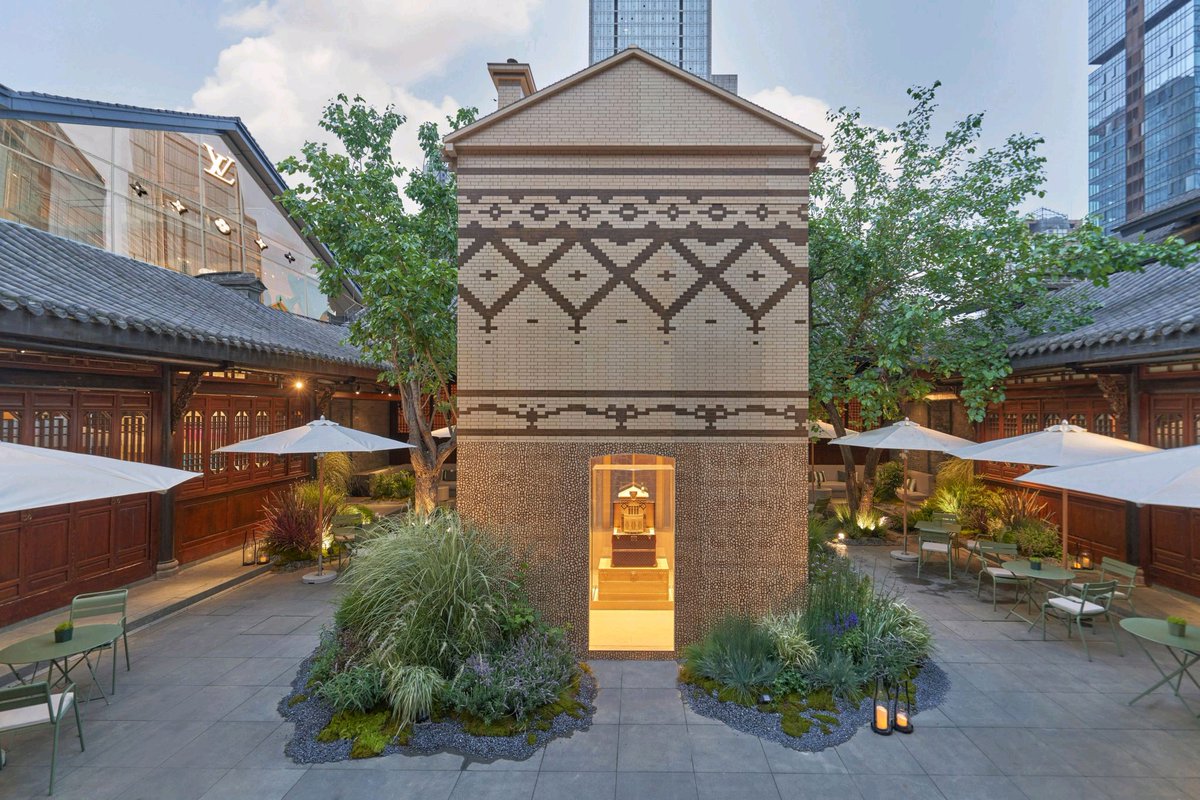 cppluxury's tweet photo. Louis Vuitton opens pop-up Cafe and bookstore ("The Hall") in Chengdu, China 

#LouisVuitton #LVCafe #LouisVuittonCafe #LVTheHall #bookstore #luxury #luxurylifestyle #luxuryretail #popup #luxuryCafe #LVMH @LVMH @LouisVuitton https://t.co/Cn0xZUSHdv