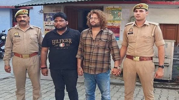 PoojaMathur01's tweet photo. जो लोग हिन्दुराष्ट्र का सपना देखते हैं वो इन दो तस्वीरों को देख कर अपनी बुद्धि खोल ले

पहली तस्वीर - खाने का सामान पसंद नही आया तो दुकानदार को गोली मार दी, मामला बरेली का

दूसरी तस्वीर - पंडित जी ने 11 साल की बच्ची को घर उठा कर ले आया और कर ली शादी

#HinduRashtra #HindutvaTerror https://t.co/tSGNSqChmp