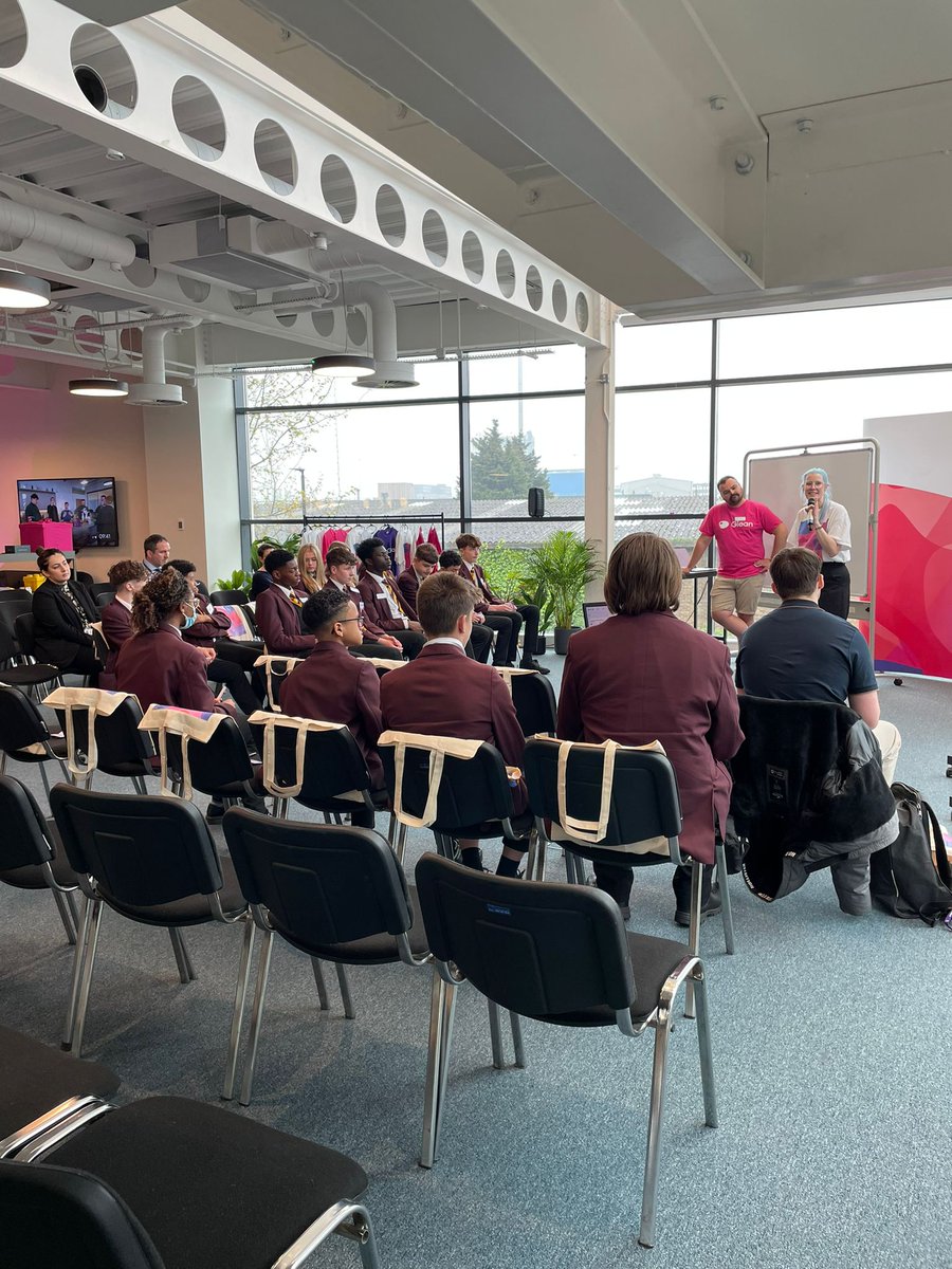 LeedsUnleashed_'s tweet image. Today, @GleanNotes are taking young people through the key steps of building a new digital product. They'll learned how to design, test, create demand and market a new product 💡