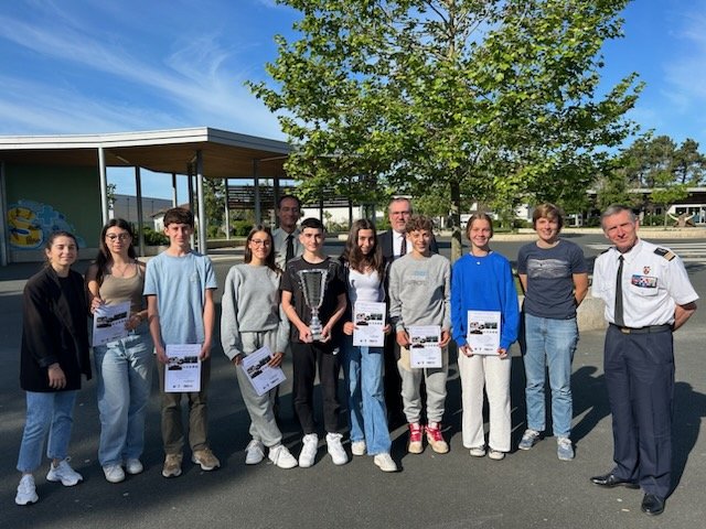 CTarnos's tweet photo. Remise d'un diplôme aux élèves de 3ème qui ont représenté le collège au rallye citoyen de Bayonne par le Commandant Larre. L'occasion d'échanger sur la signification de la citoyenneté. Bravo aux élèves et aux encadrant pour cette 1ère place, et pour leur engagement ! 👏 https://t.co/F6m7UeAsI8