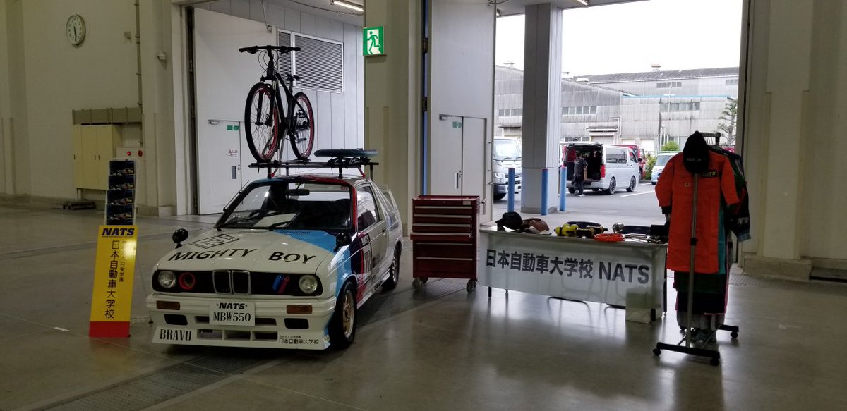 NATS_info's tweet photo. 明日から開催される「EXCITING K-CAR WORLD 2023 in ふじさんめっせ」の搬入が終了しました！
今回の展示車両は「軽カー」ということで、懐かしの「NATS MBW550」です！
小さいお子さんのコスプレ用に「ミニツナギ」も用意しました。
富士市近くにお越しの皆さん、お待ちしています！
#nats #mightyboy https://t.co/g2WS9aOKhz