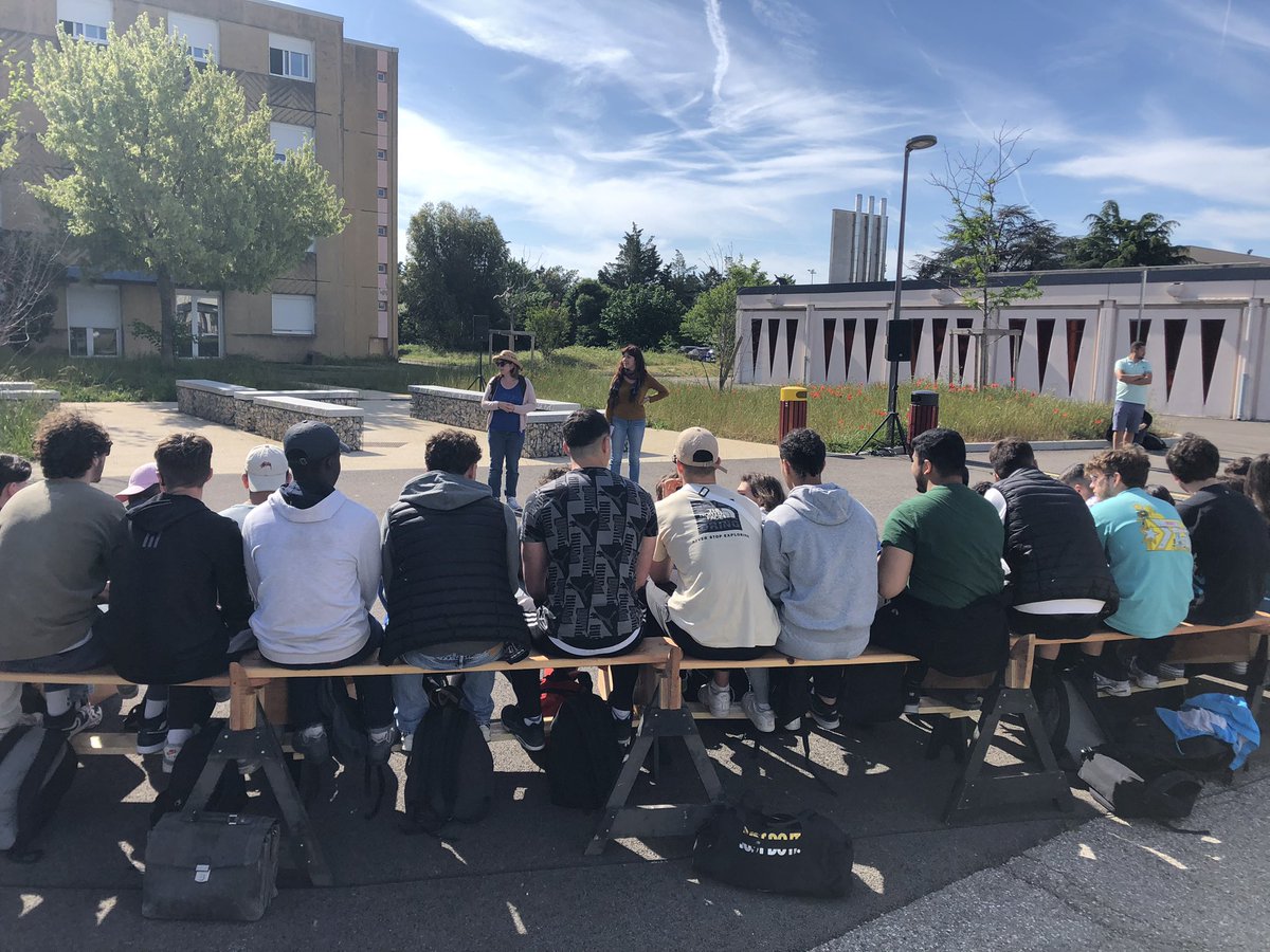CVLMDL_LAFFEMAS's tweet photo. Les classes de terminales pro et technologiques du lycée @AlgoudLaffemas participe au spectacle LA ZONE pour le #printempsdelaculture ! https://t.co/nEbfYiuUdm