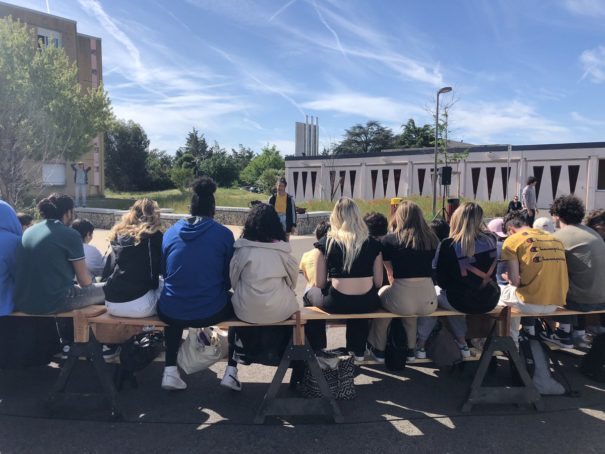 CVLMDL_LAFFEMAS's tweet photo. Les classes de terminales pro et technologiques du lycée @AlgoudLaffemas participe au spectacle LA ZONE pour le #printempsdelaculture ! https://t.co/nEbfYiuUdm