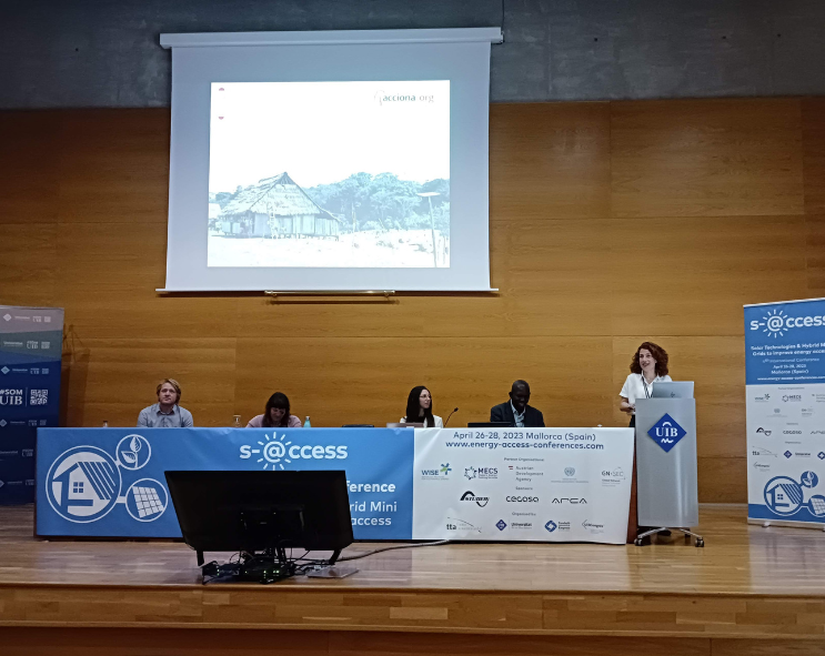 ACCIONA_ORG's tweet photo. Cristina Ruiz, gerente de energía, compartió nuestra experiencia llevando acceso al #servicio de electricidad 🔌 fiable, asequible y sostenible en el tiempo con sistemas #domiciliarios a hogares dispersos y con nuestra primera #microrred a una comunidad con hogares concentrados🏠 https://t.co/38x9q1eWnG