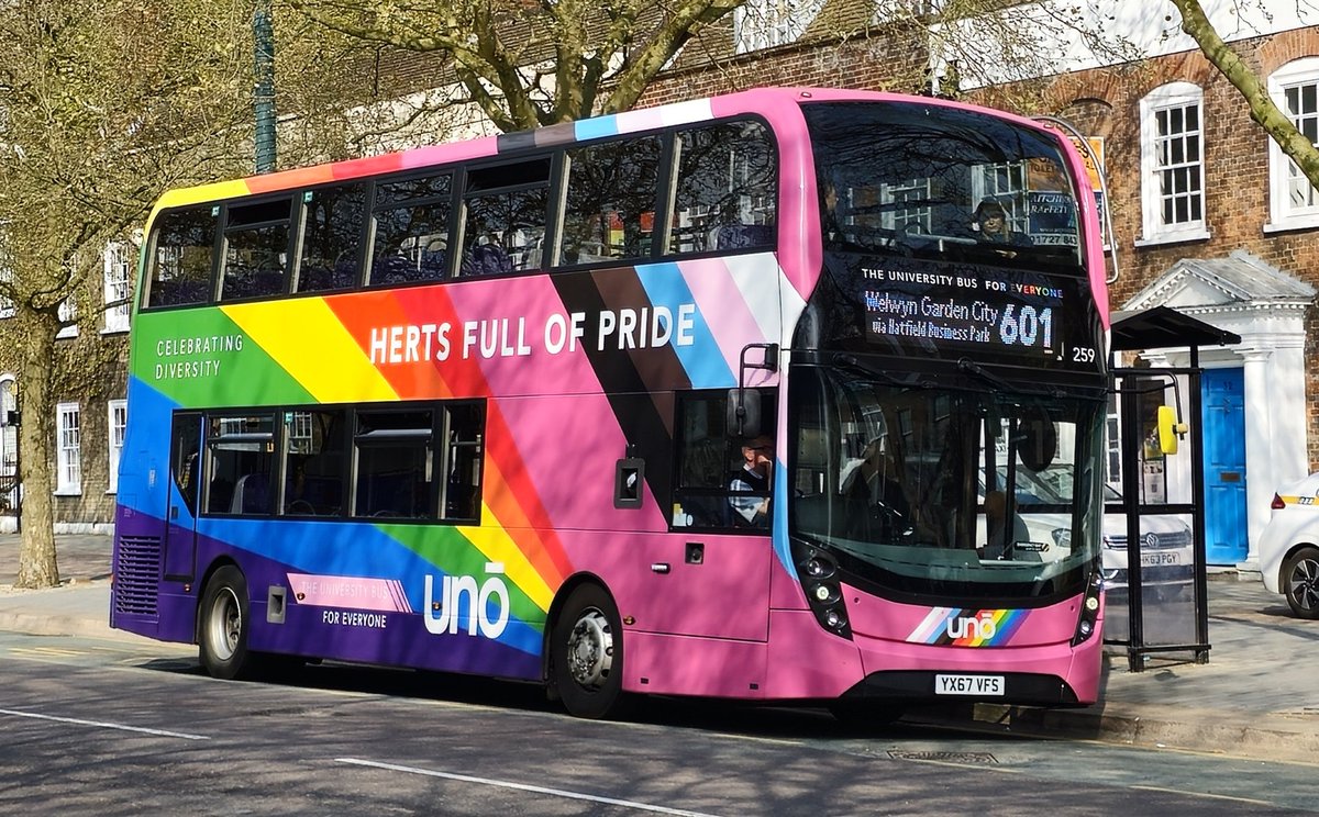 #HertsFullofPride yesterday in Sunny St Albans <a href="/unoherts/">Uno bus Hertfordshire</a> 601 heads to #WelwynGardenCity 

<a href="/UniofHerts/">University of Hertfordshire</a>
<a href="/ADLbus/">Alexander Dennis</a> E40D MMC 
Fleet number 259 (YX67 VFS)