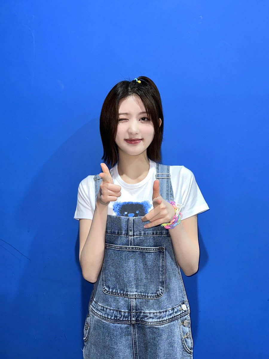 IVEstarship's tweet photo. 📸
5월은 푸르구나 💙
아기브는 자란다 🌱🎵

#IVE #아이브 https://t.co/ucUYZYlu07