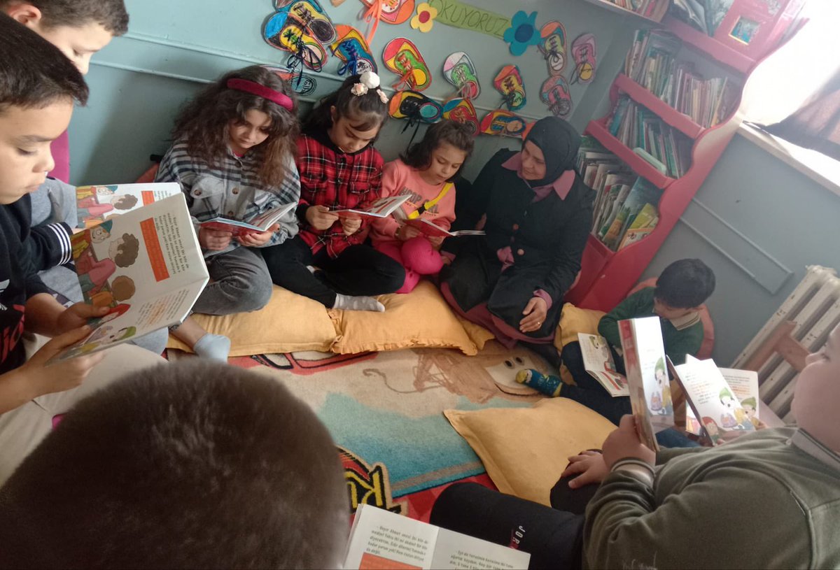 3/A sınıfımızda velilerimizin katılımlarıyla okuma saati yapıyoruz. Gelen velimiz kitabın 2 sayfasını okuyup sonrasında öğrencilerimiz kitap okumaya devam ediyorlar. 
<a href="/samsunmem/">Samsun İl Milli Eğitim Müdürlüğü</a> <a href="/muratagar60/">Murat AĞAR</a> <a href="/carsambamem/">Çarşamba İlçe Milli Eğitim Müdürlüğü</a> <a href="/MustafaOzdmr55/">Mustafa Özdemir</a> <a href="/yuduf_tanrioven/">Yusuf tanrioven</a>