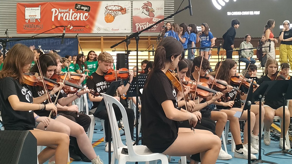interseccions__'s tweet photo. 🎤En marxa l'assaig general de la #CantataDelPrat 2023!🎶
Aquest any cantem per CANVIAR-HO TOT!💪🏼
#CompartimInterseccions https://t.co/RIUydNytws